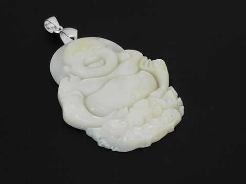 Silber Anhänger mit Buddha aus Perlmutt, symbolisch und religiös, entworfen vom Juwelier Harnisch, zeigt eine lächelnde Buddha-Figur, die auf einem Bett aus Wolken sitzt.