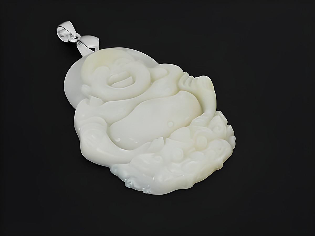 Silber Anhänger mit Buddha aus Perlmutt, symbolisch und religiös, entworfen vom Juwelier Harnisch, zeigt eine lächelnde Buddha-Figur, die auf einem Bett aus Wolken sitzt.