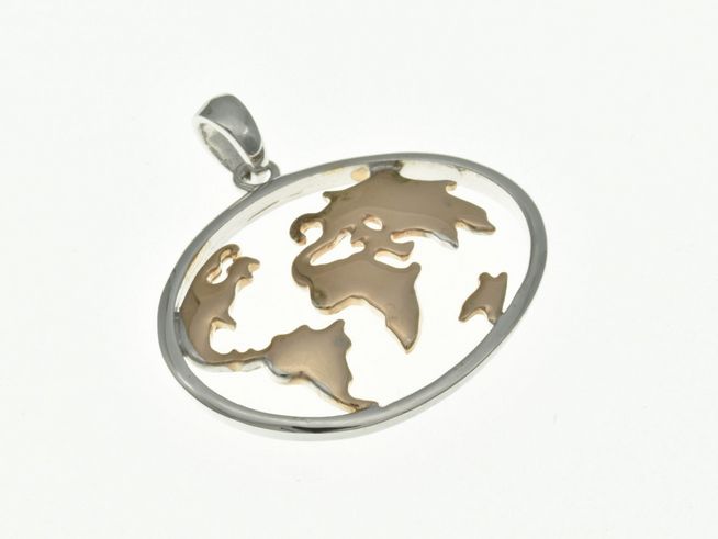 Ovaler Anhänger aus Sterling Silber in Bicolor mit Roségold rhodiniert, der eine stilisierte Weltkarte zeigt, hergestellt von Juwelier Harnisch, ideal für weltoffene Menschen.