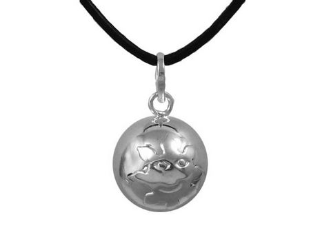 Klangkugel Elfen Klang poliert 2,5 cm mit Sonnensymbol, angebracht an einer schwarzen Schnur, hergestellt von Juwelier Harnisch, harmonische Kugel für Wohlbefinden und Selbstfindung.