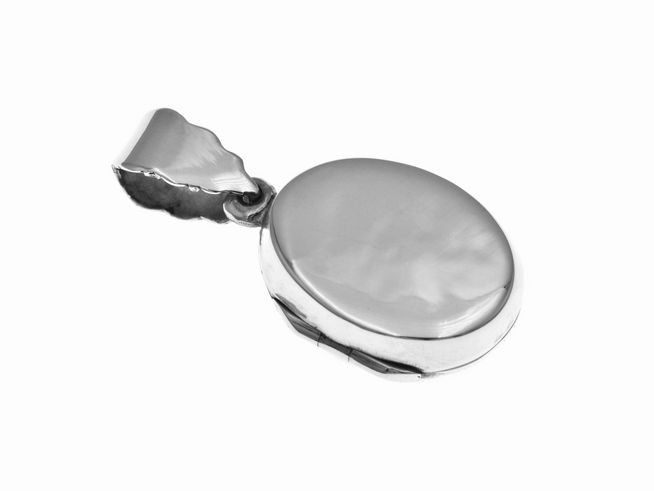 Flaches Medallion Medaillon aus Sterling Silber, ovaler Anhänger von Juwelier Harnisch, glänzende Oberfläche, geeignet für persönliche Gravuren oder Fotos.