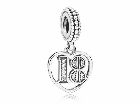 Charm-Anhänger von Pandora mit der Aufschrift 18 in Herzform, aus Silber, verziert mit funkelnden Elementen, symbolisiert 18 Jahre der Liebe, ideal für besondere Anlässe.