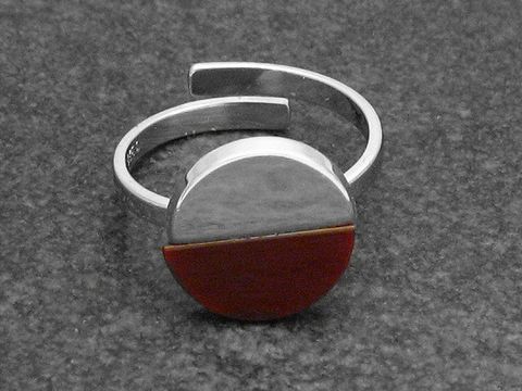 Silberring in Bicolor mit verstellbarem Design, featuring Karneolstein und rhodinierten Elementen, elegant und modern, geeignet für jeden Anlass. Hergestellt von Juwelier Harnisch.