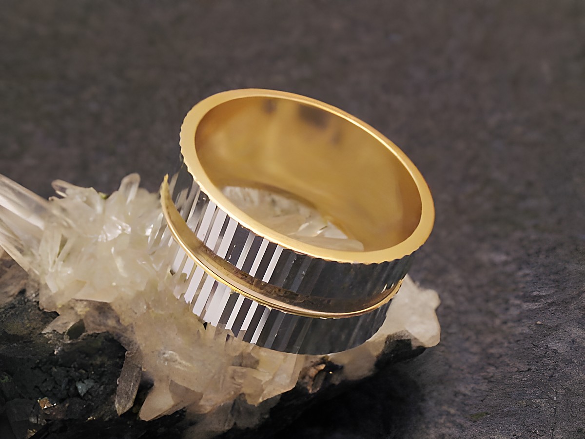 City Party Ring bicolor 9,7 mm breit Gr: 52 / 16,5 mm, Hersteller: Juwelier Harnisch, City Ringe, elegante Gestaltung mit goldener und silberner Oberfläche, auf einem naturbelassenen Kristall.