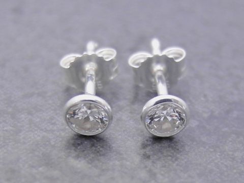 Ohrringe Kreis aus Sterling Silber mit ansprechendem Zirkonia in weiß, Hersteller Juwelier Harnisch, elegant und zeitlos, perfekt für jeden Anlass.