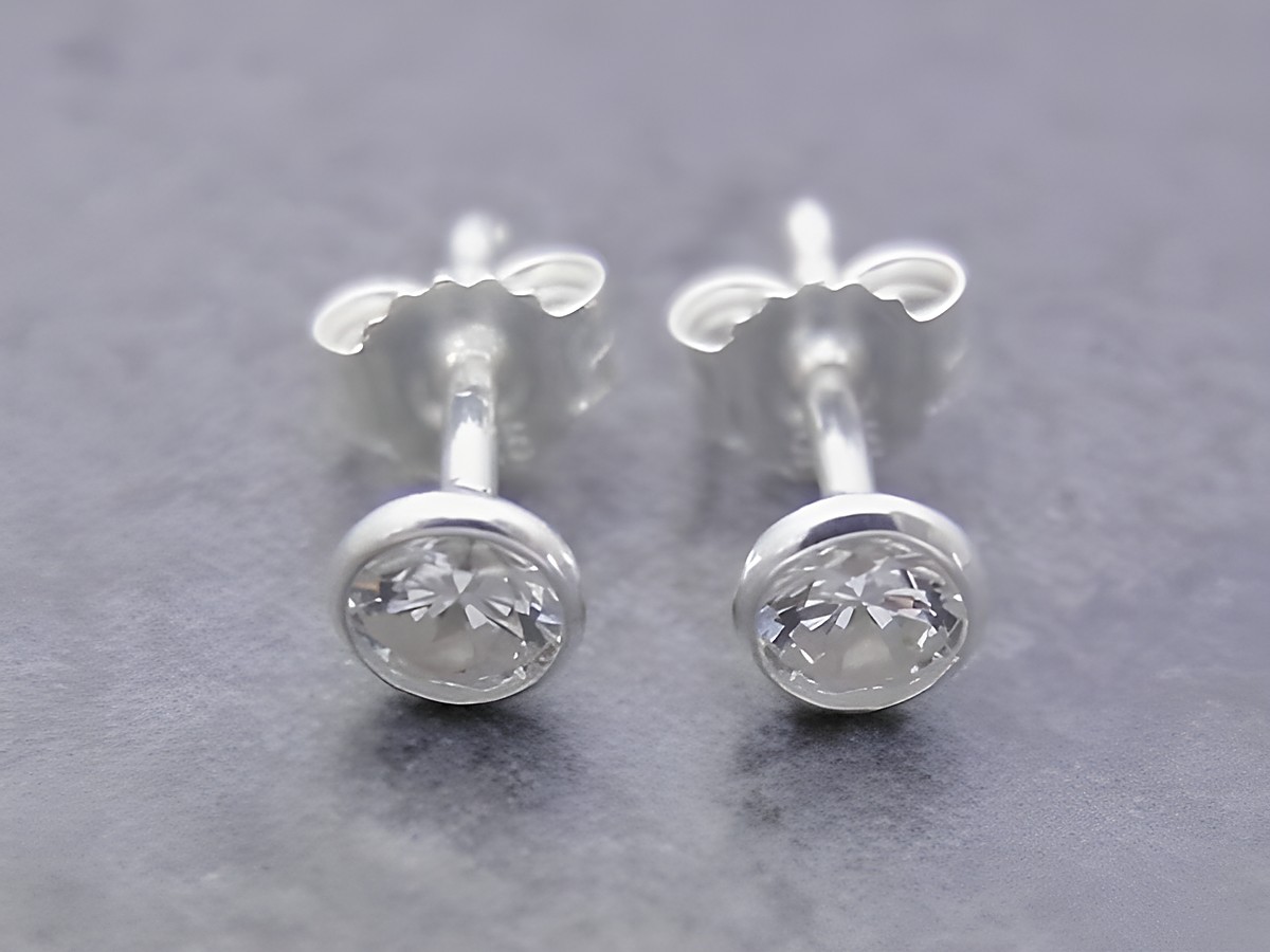 Ohrringe Kreis aus Sterling Silber mit ansprechendem Zirkonia in weiß, Hersteller Juwelier Harnisch, elegant und zeitlos, perfekt für jeden Anlass.