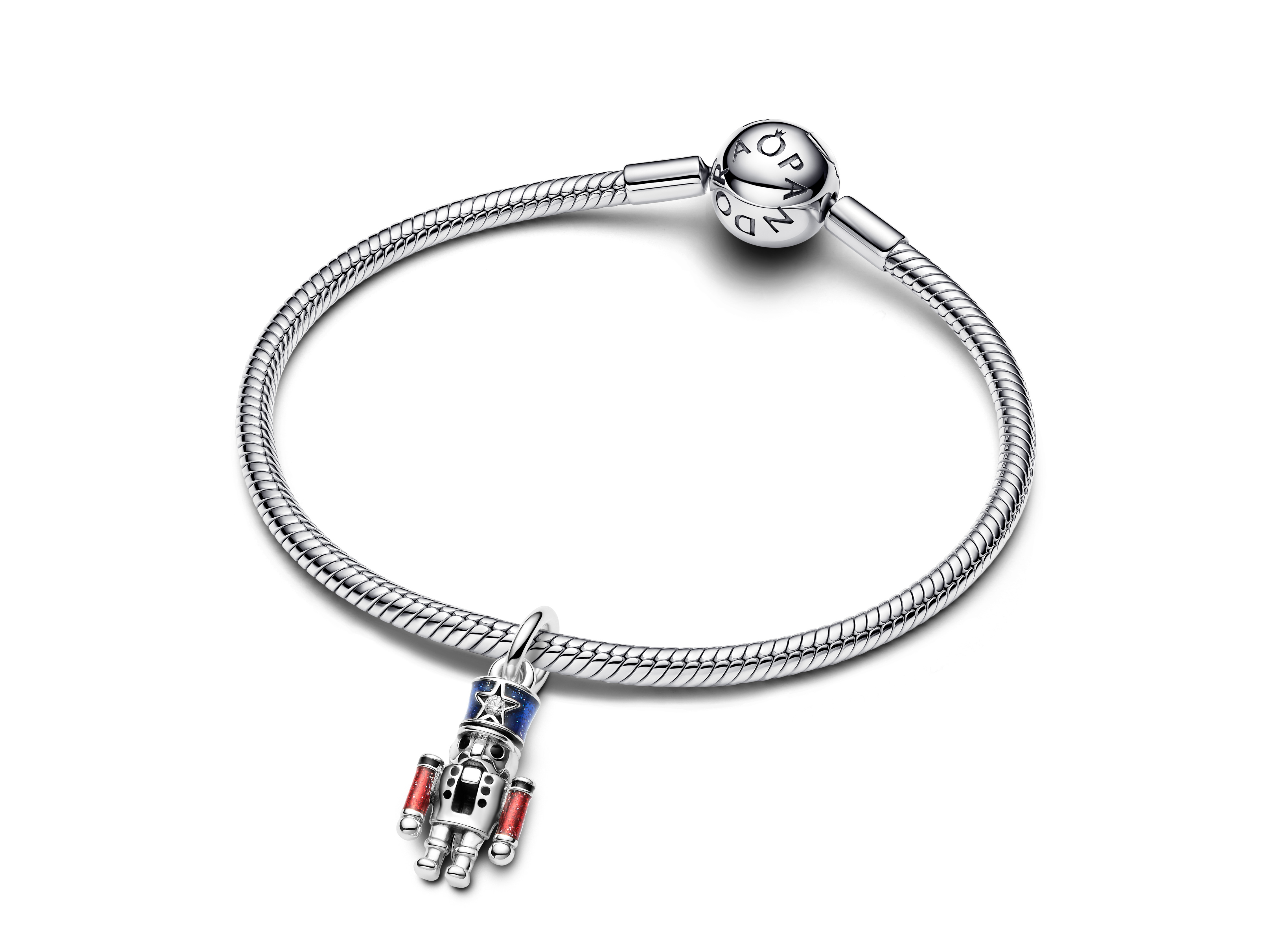Silberner Pandora Charm in Form eines beweglichen Nussknackers mit klarem Zirkonia, befestigt an einem feinen Armband. Ideal für individuelle Schmuckmomente.