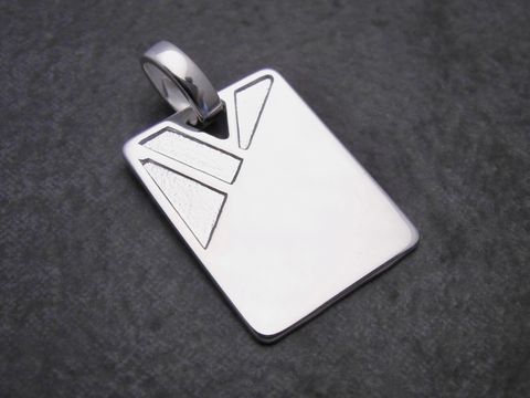 Gravurplatte aus Sterling Silber, schlichter Anhänger mit geometrischem Design. Hersteller: Juwelier Harnisch. Ideal als persönliches Schmuckstück oder Geschenk.