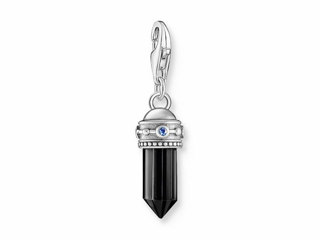 Charm-Anhänger von Thomas Sabo in Form eines Hexagons aus geschwärztem Silber mit schwarzem Onyx und blauen Akzenten, ideal für individuellen Schmuck.