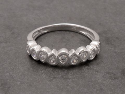 Tropfen Ring zeitlos aus Sterling Silber rhodiniert mit Zirkonia in Größe 58, Hersteller Juwelier Harnisch, elegant und zeitlos im Design.