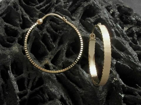 Creolen 2,4 cm aus Gold 585 mit interessantem Diamantschliff, teil-mattiert, Hersteller Juwelier Harnisch, bis 25 mm, elegant und zeitlos.