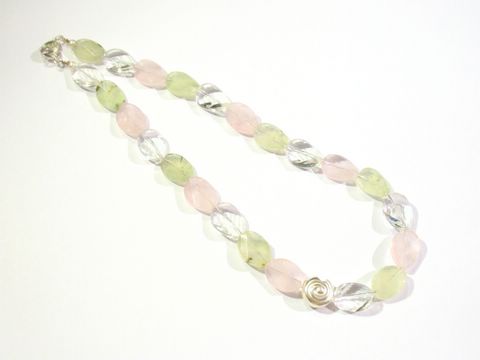 Eine elegante Steinkette aus Prehnit, Rosenquarz und Bergkristall in einer Länge von 46 cm, gestaltet mit einem eindrucksvollen Silberverschluss vom Juwelier Harnisch.