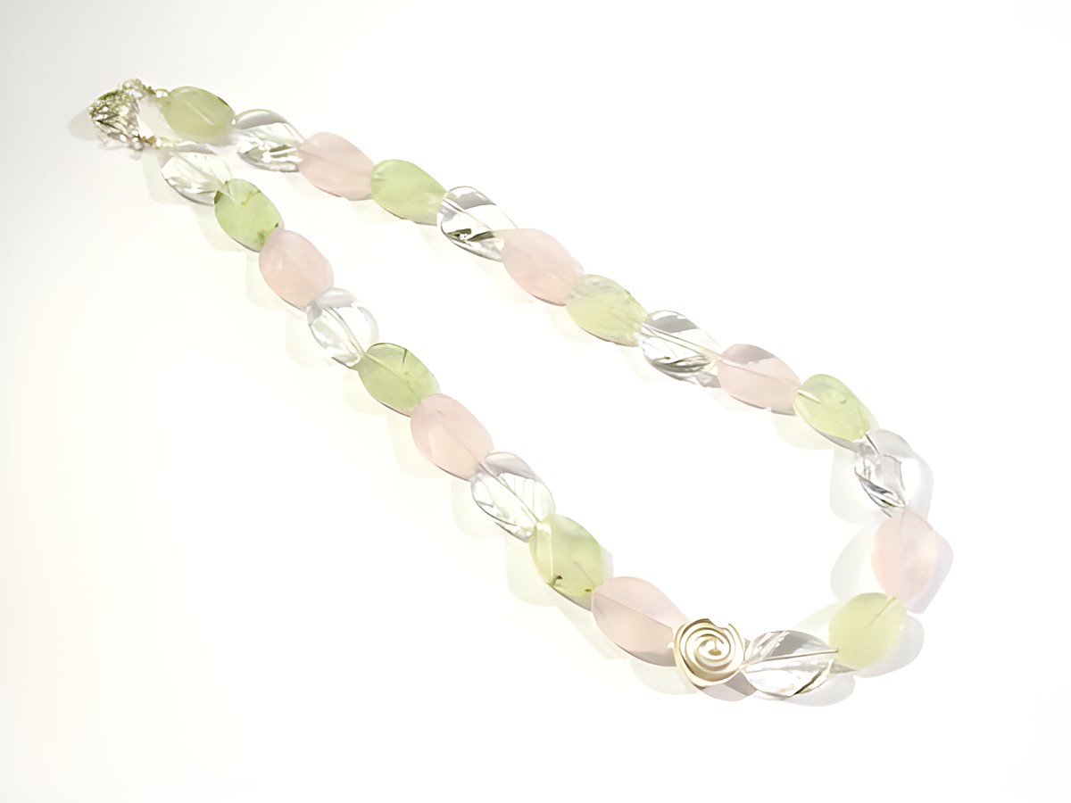Eine elegante Steinkette aus Prehnit, Rosenquarz und Bergkristall in einer Länge von 46 cm, gestaltet mit einem eindrucksvollen Silberverschluss vom Juwelier Harnisch.