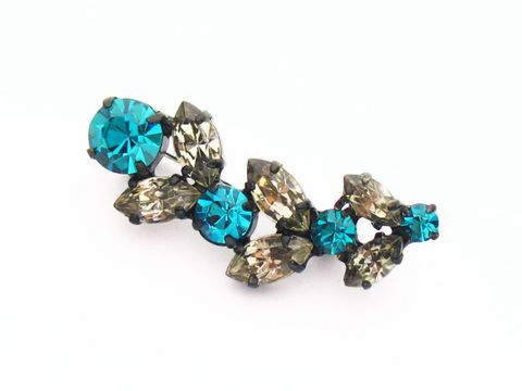Strass Brosche in Blumenform mit grünen und grauen Elementen, gefasst, neu, Hersteller Juwelier Harnisch, verleiht jedem Outfit einen eleganten Akzent.