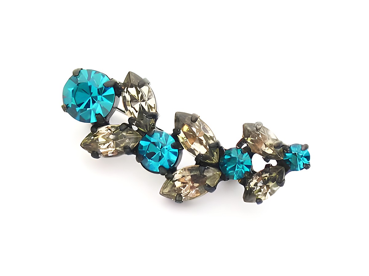 Strass Brosche in Blumenform mit grünen und grauen Elementen, gefasst, neu, Hersteller Juwelier Harnisch, verleiht jedem Outfit einen eleganten Akzent.