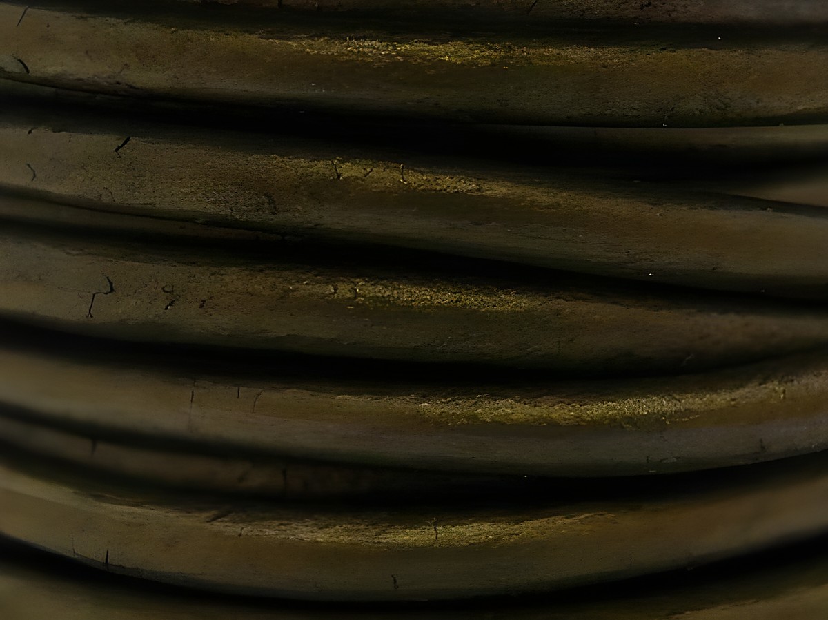 Lederband in olivgrün mit einer Länge von 17 cm und einer Breite von 3 mm, ausgestattet mit einem silbernen Karabiner aus Metall. Ideal für individuelle Schmuckgestaltungen.