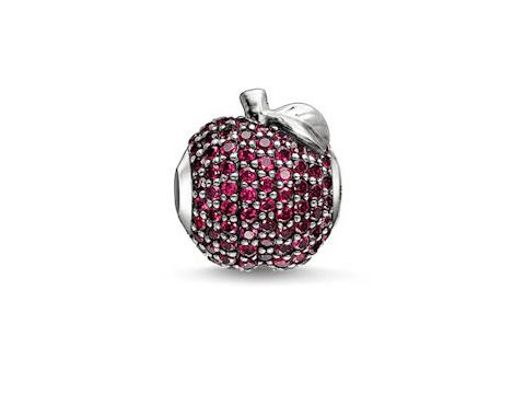 Runder Charm in Form eines roten Apfels aus geschwärztem Silber mit synthetischem roten Korund, detaillierte Oberflächenstruktur und glänzende Elemente, ideal für individuelle Schmuckstücke.