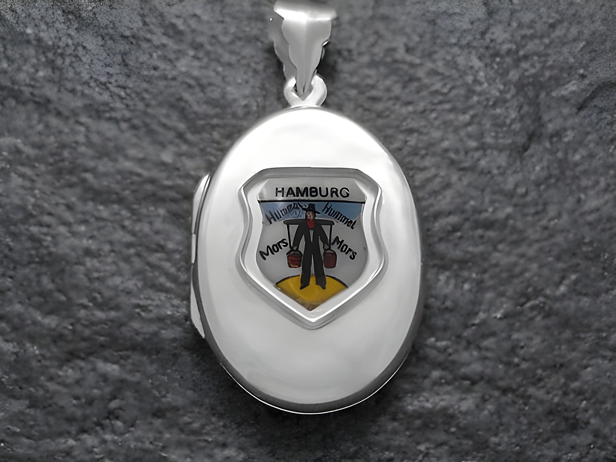 Silberne Medaille mit dem Wappen von Hamburg, gestaltet von Juwelier Harnisch, zeigt einen Mann in traditioneller Kleidung und den Schriftzug Hamburg. Ideal als Schmuckstück für Liebhaber der Stadt.