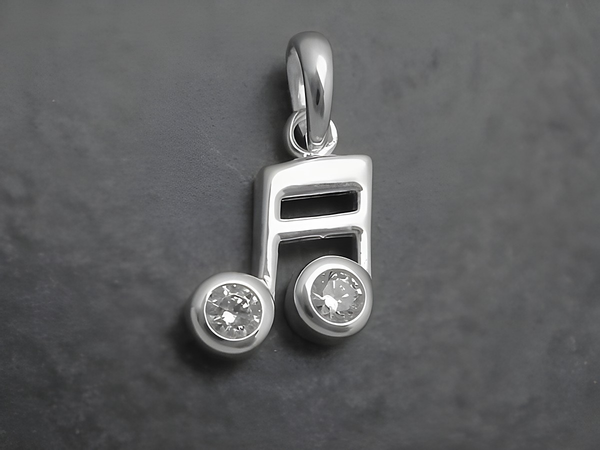 Silber Anhänger in Form einer Note für Musikfans, verziert mit weißen Zirkonia, Hersteller: Juwelier Harnisch, ideal als stilvolles Accessoire.