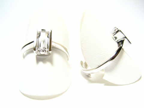 Silber Ring rhodiniert mit einem in weiß gefassten Stein, verstellbar, Hersteller Juwelier Harnisch. Der Ring präsentiert sich elegant auf einem weißen Untergrund.