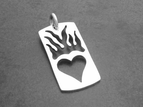 Herz in Flammen Silber Anhänger unisex von Juwelier Harnisch, flach und elegant gestaltet mit einem Herzen und Flammenmuster in modernem Design.