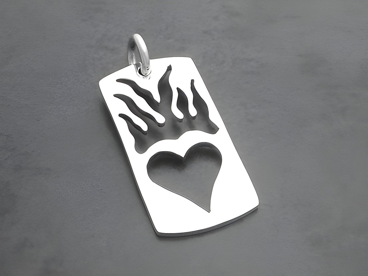 Herz in Flammen Silber Anhänger unisex von Juwelier Harnisch, flach und elegant gestaltet mit einem Herzen und Flammenmuster in modernem Design.