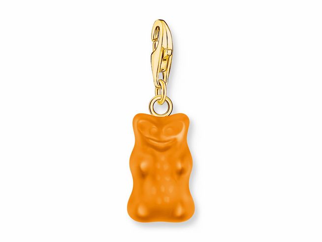Der Charm-Anhänger zeigt einen orangefarbenen Gummibärchen in Form eines Goldbären, aus dem Hause Thomas Sabo, gefertigt aus Silber mit vergoldeter Anhängeröse.