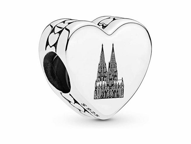 Ein Herzanhänger aus Sterling Silber von Pandora mit einem eindrucksvollen Motiv des Kölner Doms und dem Schriftzug Cologne, kunstvoll verziert für Liebhaber von Kölner Architektur.