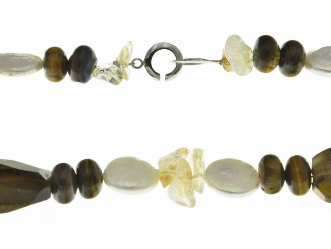Steinkette 50 cm in Braun, gefertigt aus Tigerauge, Citrin und Süßwasser Zuchtperlen, mit einem sicheren Karabinerverschluss von Juwelier Harnisch, ideal für einen eleganten Look.