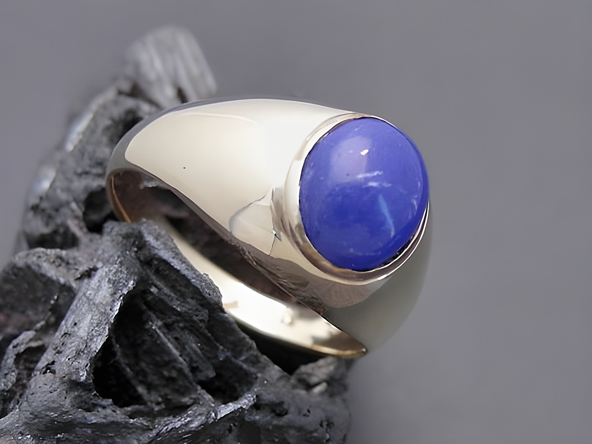 Goldring mondän Gr. 63 mit einem Lapis Stein, gefertigt aus Gold 333. Hersteller Juwelier Harnisch, geeignet bis Größe 60/19. Elegantes design auf schwarzem Untergrund.