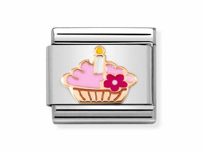 Edelstahl und Rosegold Charm von Nomination mit rosa Emaille Cupcake und einer Kerze sowie einer Blume, ideal für eine verspielte und festliche Note.