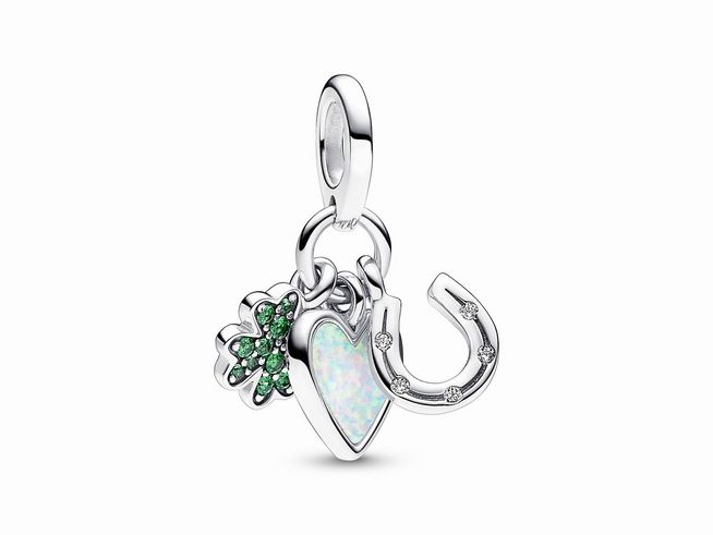 792755000-0 Ein dreifacher Charm-Anhänger aus Sterling Silber von Pandora zeigt ein vierblättriges Kleeblatt, ein Herz in Opal-Optik und ein Hufeisen mit funkelnden Steinen in bunten Farben.