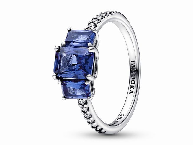 192389056-0 Blauer rechteckiger funkelnder Drei-Stein-Ring von Pandora aus Sterling Silber mit Steinmix in Blau, Größe 56, elegante und zeitlose Ausstrahlung für jeden Anlass.