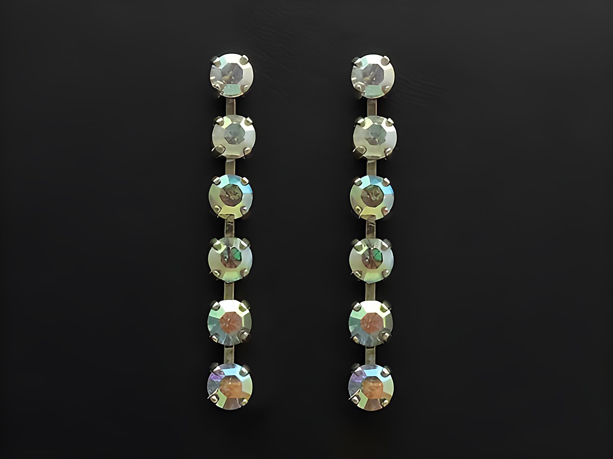 Strass Ohrstecker von Juwelier Harnisch, auffallend und bunt-schimmernd, gefertigt aus hochwertigem Strass Schmuck, ideal für festliche Anlässe und modische Akzente.