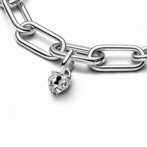 Schlüsselloch Herz Mini-Charm-Anhänger von Pandora ME aus Sterling Silber mit schwarzem Zirkonia, elegant am Kettenglied befestigt, ideal für persönliche Schmuckkollektionen.