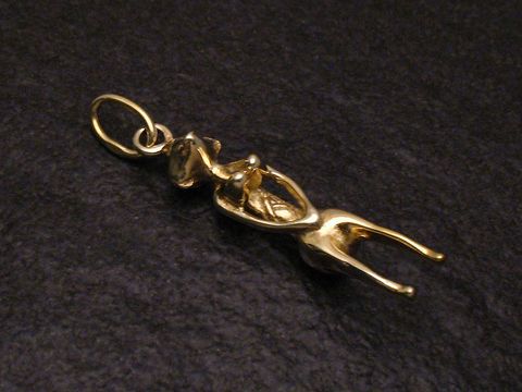 Silber vergoldeter Anhänger in abstrakter Form einer Stammesfrau, designiert von Juwelier Harnisch, elegant und kunstvoll gestaltet, ideal als Schmuckstück für besondere Anlässe.