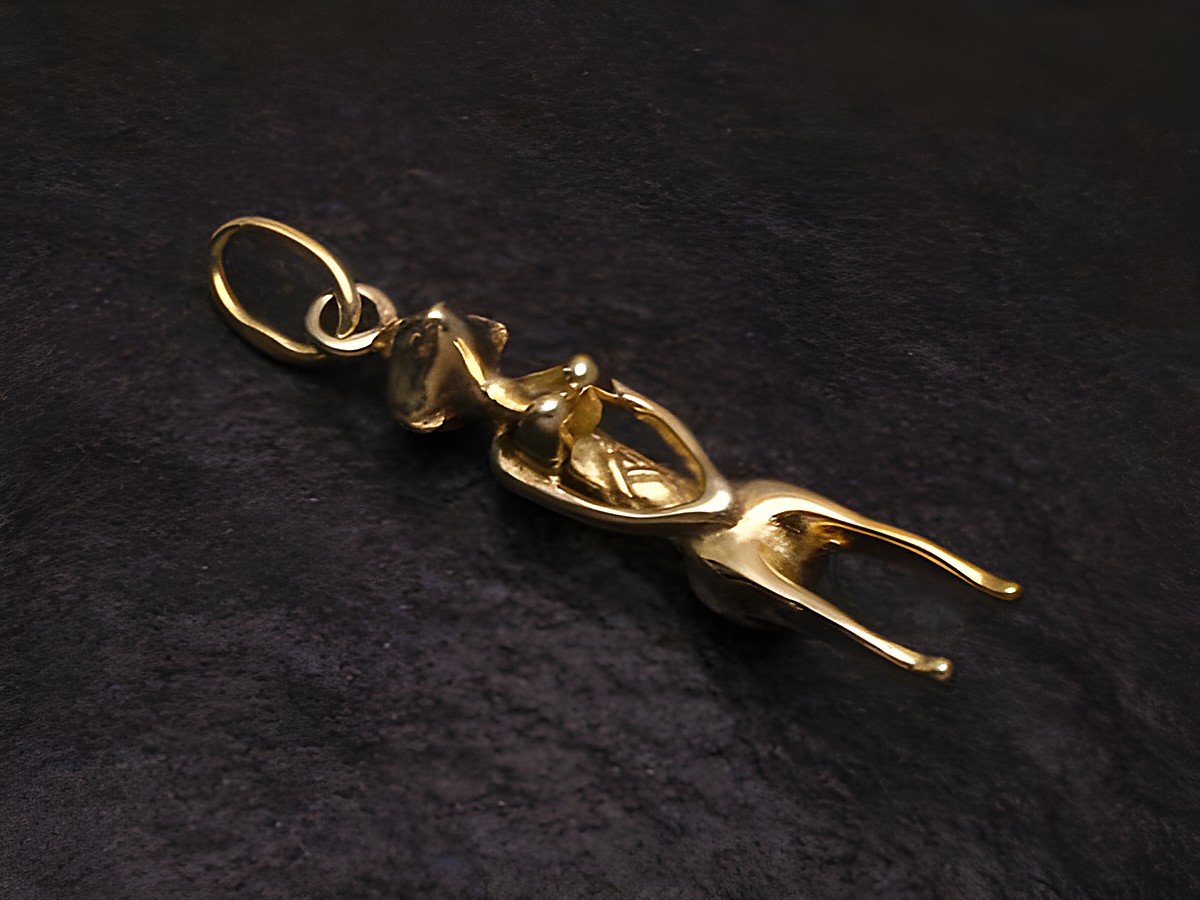 Silber vergoldeter Anhänger in abstrakter Form einer Stammesfrau, designiert von Juwelier Harnisch, elegant und kunstvoll gestaltet, ideal als Schmuckstück für besondere Anlässe.