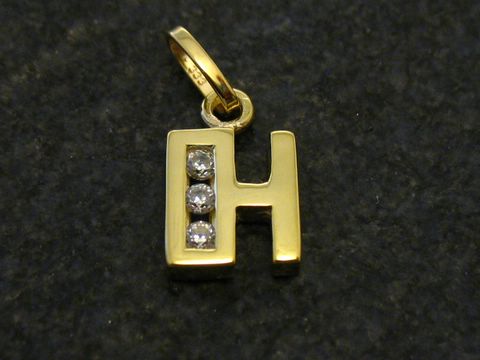 Goldener Anhänger in Form des Buchstabens H mit drei Zirkonia-Steinen. Hersteller Juwelier Harnisch. Ideal als persönliches Geschenk oder modisches Accessoire.