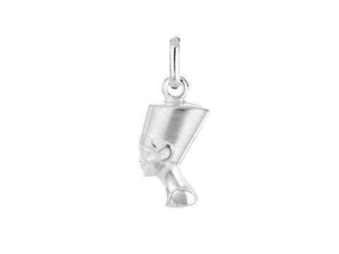 Anhängerkette mit einer silbernen Büste der Nofretete, gestaltet vom Juwelier Harnisch, Ägypten, zeigt die elegante Silhouette der berühmten Königin in feinem Detail.