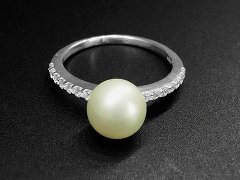 Silber Ring mit einer fantastischen Perle in der Mitte, verziert mit Zirkonia und Perle Imitation, Größe 52, Hersteller Juwelier Harnisch bis Größe 52 / 16,5.