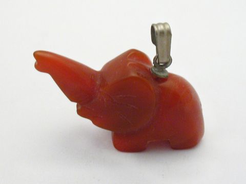 Elefant Glücksbringer Karneol Anhänger silberfarben vom Hersteller Juwelier Harnisch mit Edelsteinen, kunstvoll gearbeitet und ideal als charmantes Schmuckstück.