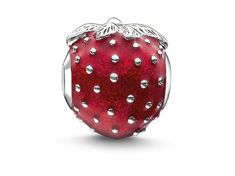 Erdbeer Bead aus Silber und rot emailliert mit kleinen Punkten, verziert mit grünen Blättern oben, geeignet für Thomas Sabo Karma Beads.
