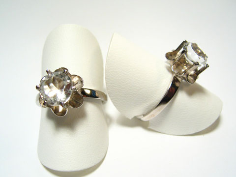 Silber Ring rhodiniert mit echt Bergkristall gefasst, Hersteller Juwelier Harnisch, verstellbare Ringe auf weißen Ringhaltern präsentiert.