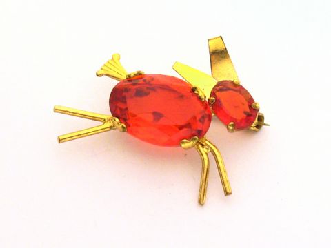 Strass Brosche Tier Rot und gefasst, neu vom Hersteller Juwelier Harnisch, mit funkelnden roten Steinen und goldfarbenen Details, ideal als Schmuckstück für jeden Anlass.