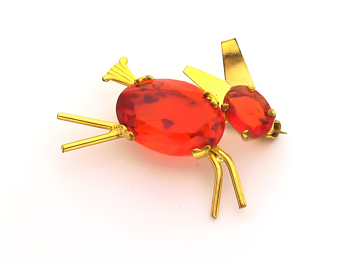 Strass Brosche Tier Rot und gefasst, neu vom Hersteller Juwelier Harnisch, mit funkelnden roten Steinen und goldfarbenen Details, ideal als Schmuckstück für jeden Anlass.