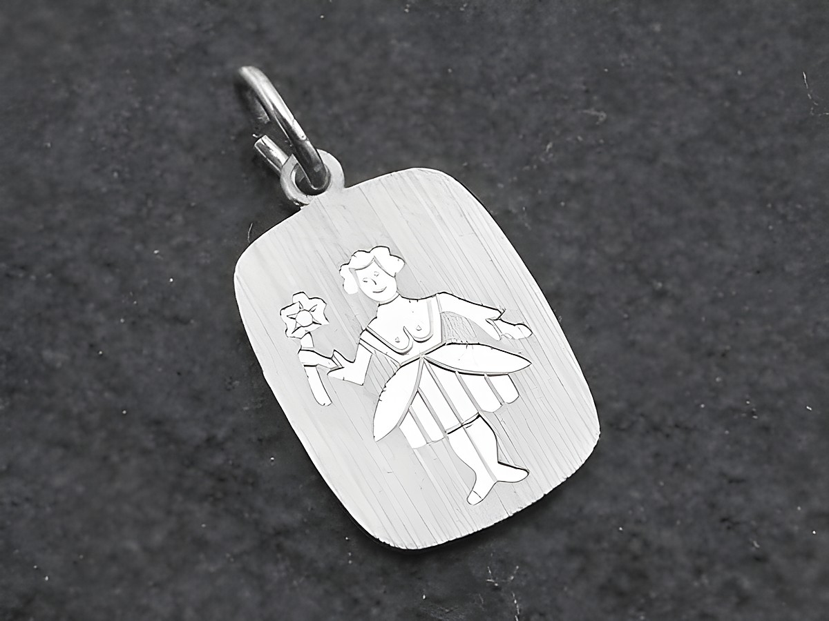 Silber Anhänger Sternzeichen Jungfrau, Hersteller Juwelier Harnisch, zeigt die Jungfrau mit Blume, verziert im minimalistischen Design auf rechteckigem Anhänger.