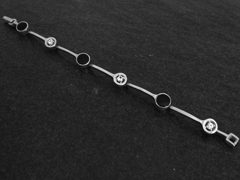 Silberarmband modern 19 cm Design mit Onyx und weißen Zirkonia, Hersteller Juwelier Harnisch, elegantes Schmuckstück mit ansprechendem Mix aus Materialien und Formen.