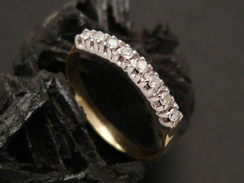 Goldring bezaubernd aus Gold 585 bicolor mit Brillantbesatz in Größe 56, Hersteller Juwelier Harnisch, elegantes Design und hochwertige Verarbeitung.