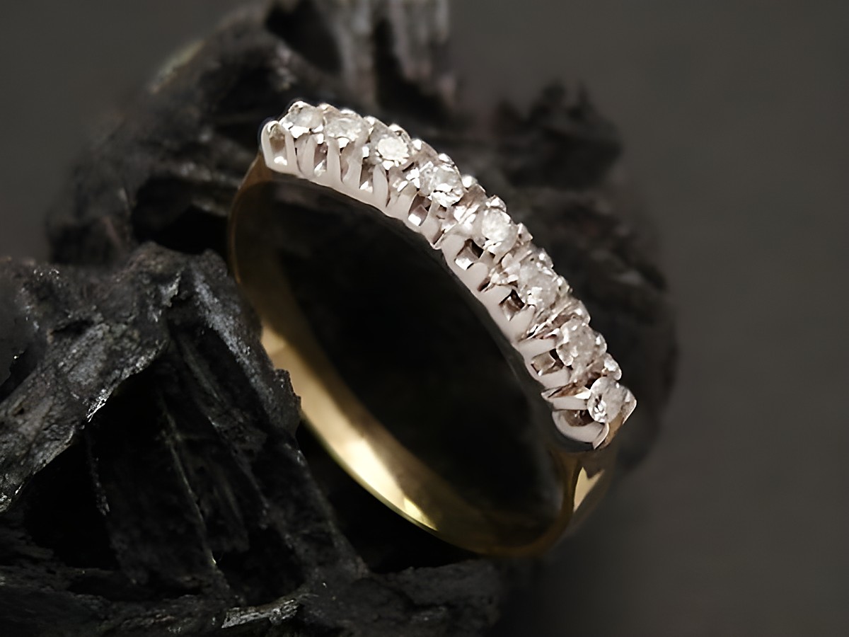 Goldring bezaubernd aus Gold 585 bicolor mit Brillantbesatz in Größe 56, Hersteller Juwelier Harnisch, elegantes Design und hochwertige Verarbeitung.