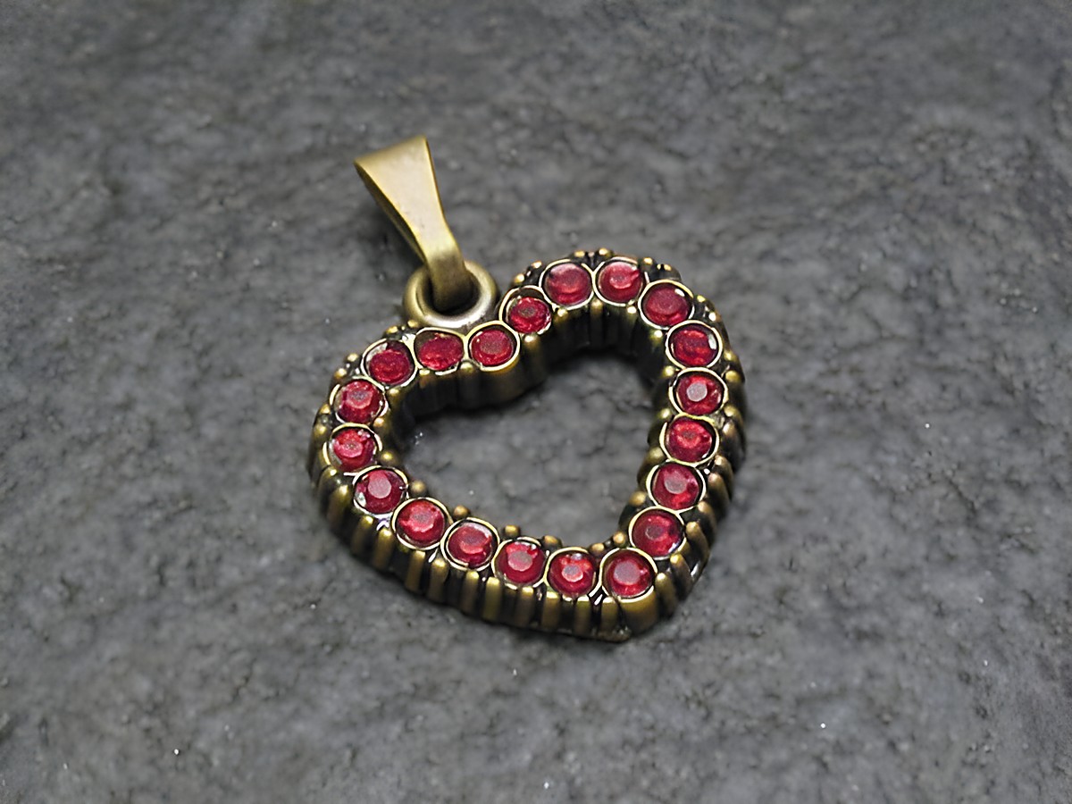 Roter Strass Anhänger -Sexy City Look- in Herzform, umgeben von funkelnden roten Strasssteinen, Hersteller: Juwelier Harnisch, ideal für modischen Schmuck.